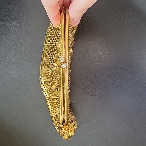 Vintage Gold Mesh Clutch Bag with Textured Surface - Picture 2 of 6
